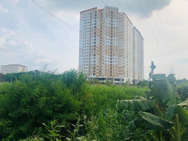 Khu dự án mà Công ty TNHH Đo đạc tư vấn thiết kế xây dựng DCB (Công ty DCB) do ông Nguyễn Văn Chung làm TGĐ quảng cáo phân lô rồi bán cho nhiều người vẫn chỉ là bãi đất hoang. (Ảnh: Báo Thanh Niên).