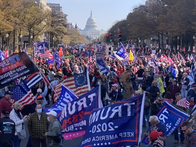Nhiều cử tri Mỹ xuống đường ủng hộ Tổng thống Trump sau ngày bầu cử. Ảnh: NPR