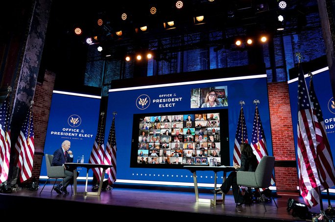 Ông Joe Biden và bà Kamala Harris tham dự cuộc họp trực tuyến với các thành viên Hội nghị Thị trưởng Mỹ ở TP Wilmington, bang Delaware hôm 23-11 Ảnh: REUTERS