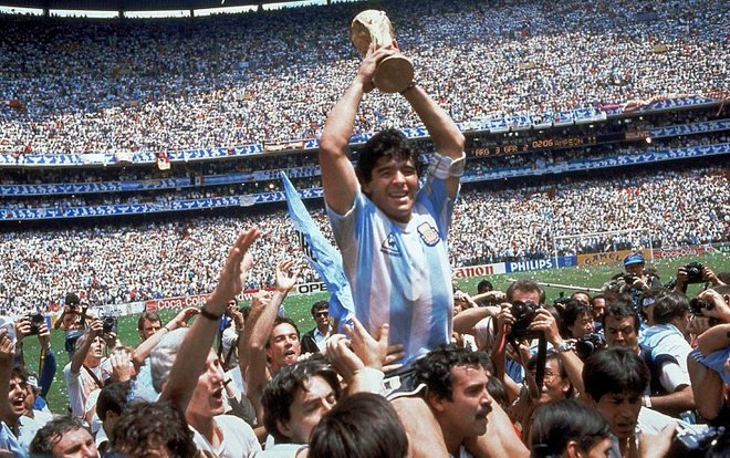 Sự xuất sắc của Maradona ở World Cup 1986 đưa tuyển Argentina lên ngôi vô địch. Kể từ đây, Maradona là người hùng tại xứ sở tango. Đây cũng là khoảnh khắc tuyệt vời nhất trong sự nghiệp lẫy lừng của Maradona.