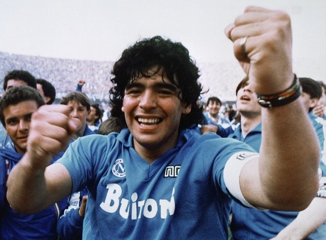 Ở cấp CLB, Maradona gặt hái thành công nhiều nhất ở Napoli. Mùa giải 1986/87, Maradona là đầu tàu để dẫn dắt Napoli giành cú đúp danh hiệu Serire A và cúp quốc gia Italy. Sau thành công này, Maradona trở thành biểu tượng bất diệt ở Napoli.
