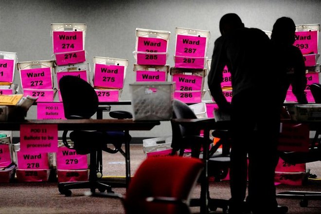 Bên trong khu vực thu thập và kiểm phiếu ở Milwaukee, bang Wisconsin vào ngày 3/11. Ảnh: Reuters.