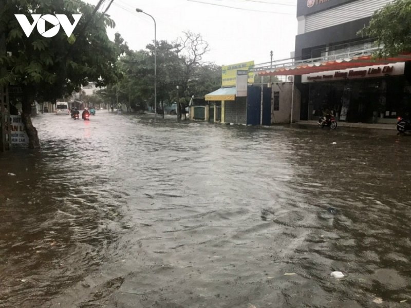 Nhiều đoạn trên đường 21-8 ở TP Phan Rang - Tháp Chàm bị ngập sâu.