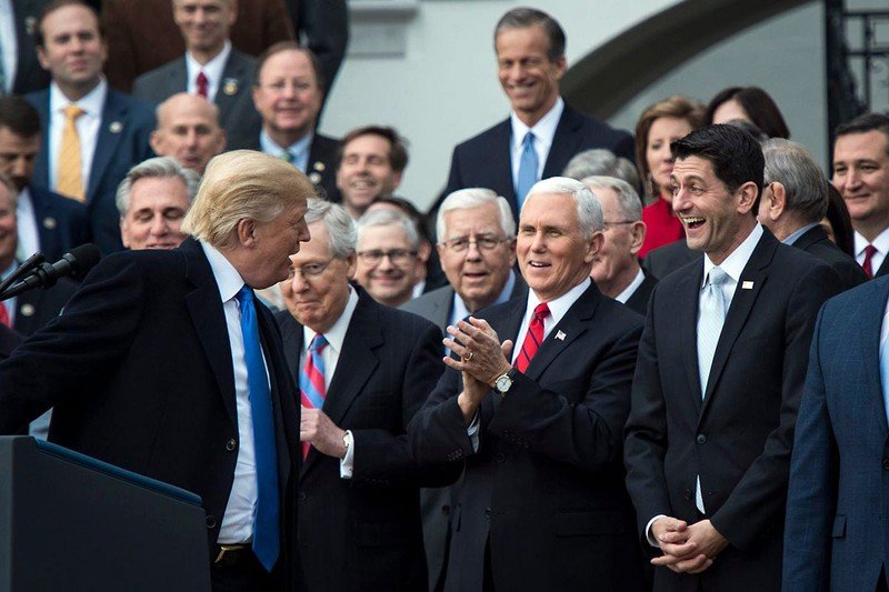 Tổng thống Donald Trump gặp gỡ các nghị sĩ đảng Cộng hòa trong một phiên làm việc tại Quốc hội hồi tháng 12-2017. Ảnh: THE WASHINGTON POST