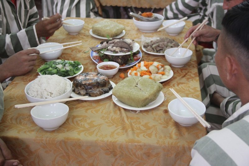 Mỗi tháng phạm nhân được tiêu chuẩn 1 kg thịt lợn, 1kg cá...