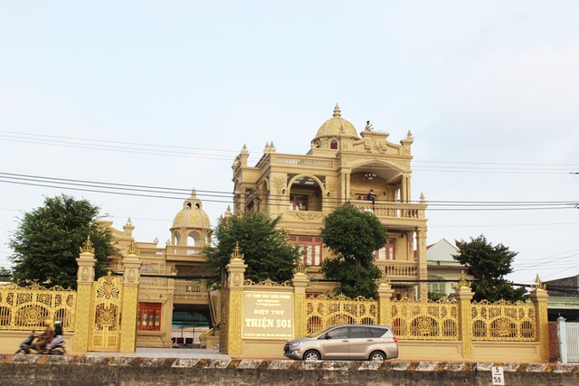 Căn biệt thự dát vàng nổi bật vào ban ngày.