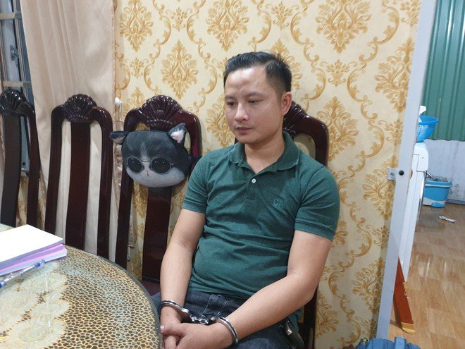 Lê Thái Phong chứng kiến việc khám xét