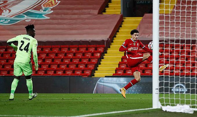 Sai lầm của thủ môn Ajax là Onana biếu cho Liverpool bàn thắng