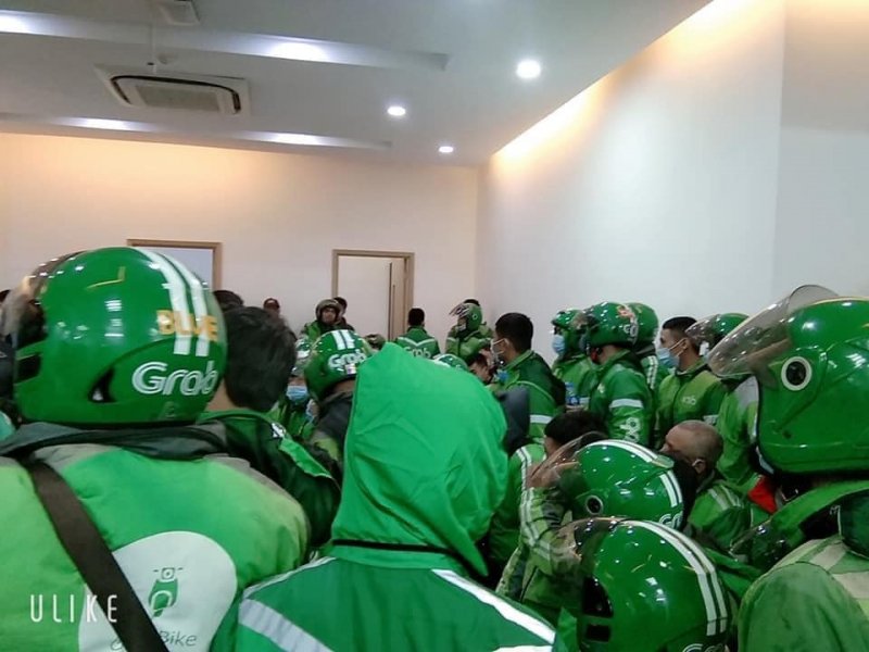 Tài xế Grab phản đối tại trụ sở của Grab (ngõ 78 phố Duy Tân, quận Cầu Giấy, Hà Nội)