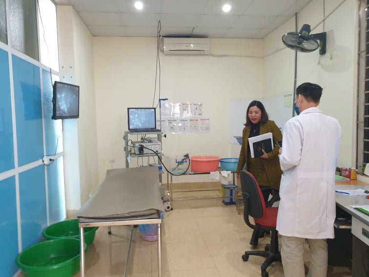 Bà Phan Thị Huyền – Đại diện Bệnh viện Đa khoa Trung Tâm cùng PV thực tế tại phòng chức năng của viện.