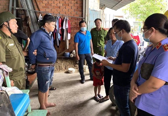 Lực lượng chức năng thực hiện lệnh bắt khẩn cấp đối tượng đánh dã man nữ sinh sau vụ va chạm giao thông.