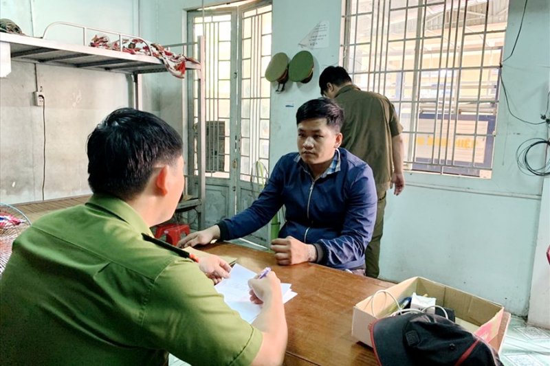 Lê Tấn Thành tại cơ quan công an