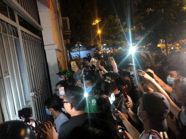 Rất nhiều người đã có mặt tại nhà tang lễ Nguyễn Tri Phương (Q.5, TP.HCM) để đưa tiễn nam nghệ sĩ đoạn đường cuối cùng. Tuy nhiên, theo phản ánh sự xuất hiện của một bộ phận người mang máy đến livestream đã gây phản cảm và khó chịu cho khách đến viếng.