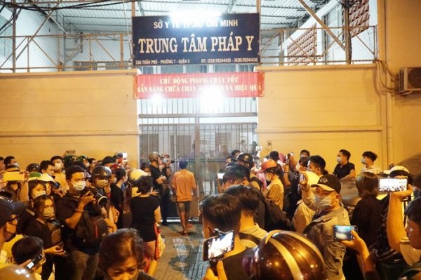Thậm chí, những người này còn cầm máy đi hỏi cảm xúc của những người xung quanh rồi nhắn nhủ: “Vào chia sẻ để mọi người cùng vào thương tiếc nghệ sĩ Chí Tài