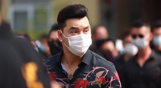 Ngoài vợ chồng Trường Giang, nhiều nghệ sĩ cũng đã có mặt để vào thăm viếng. Ưng Hoàng Phúc buồn bã đến nhìn mặt đàn anh lần cuối.