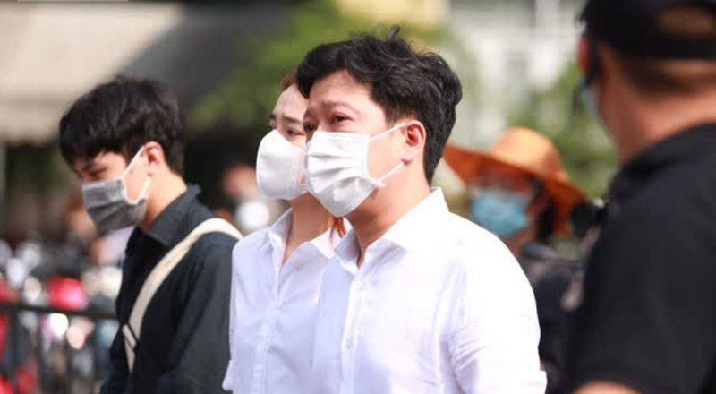 Mắt Trường Giang sưng húp vì khóc tiếc thương nghệ sĩ Chí Tài.