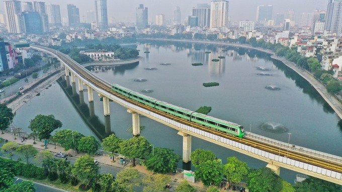 Đoàn tàu tuyến Cát Linh - Hà Đông vận bành chạy thử qua hồ Hoàng Cầu, sáng 12/12. Ảnh: Giang Huy/VnExpress