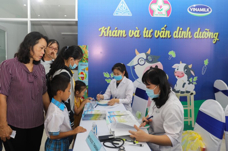 Các bác sĩ dinh dưỡng của Vinamilk kiểm tra, tư vấn về sức khỏe và dinh dưỡng cho các em học sinh tại sự kiện