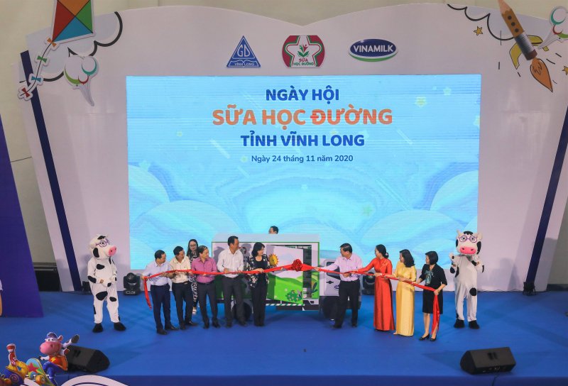 Các đại biểu cùng thực hiện nghi thức phát động Ngày hội Sữa học đường Vĩnh Long năm 2020
