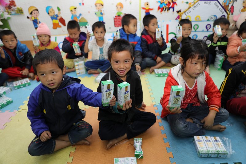 Niềm vui của các cô giáo, phụ huynh và học sinh trường mầm non Thu Tà, huyện Xín Mần, Hà Giang trong ngày Quỹ sữa Vươn cao Việt Nam và Vinamilk đến điểm trường