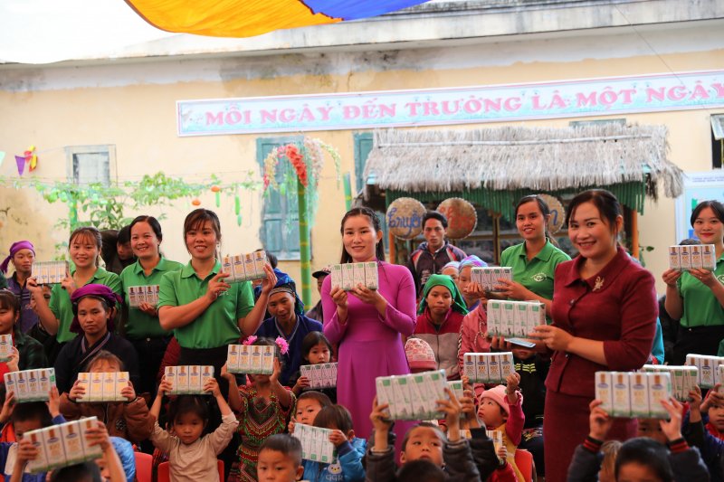 Vinamilk và Quỹ sữa trao sữa đến cho trẻ em khó khăn tại huyện Xín Mần, huyện Mèo Vạc, huyện Bắc Mê, huyện Yên Minh… thuộc tỉnh Hà Giang
