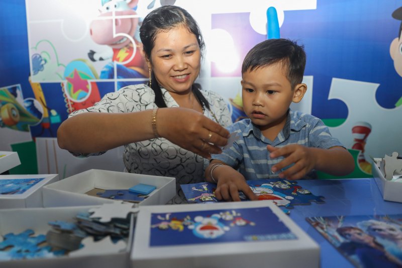 Các em học sinh Vĩnh Long tham gia trò chơi vui nhộn tại ngày hội.