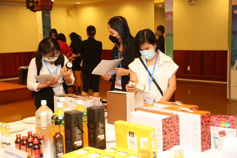 Khách hàng đến tham quan gian hàng trưng bày sản phẩm tại sự kiện