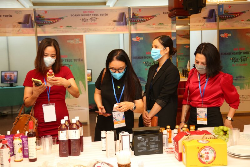 Đại diện doanh nghiệp Việt tham quan, tìm hiểu về các sản phẩm của Hàn Quốc được trưng bài tại hội thảo