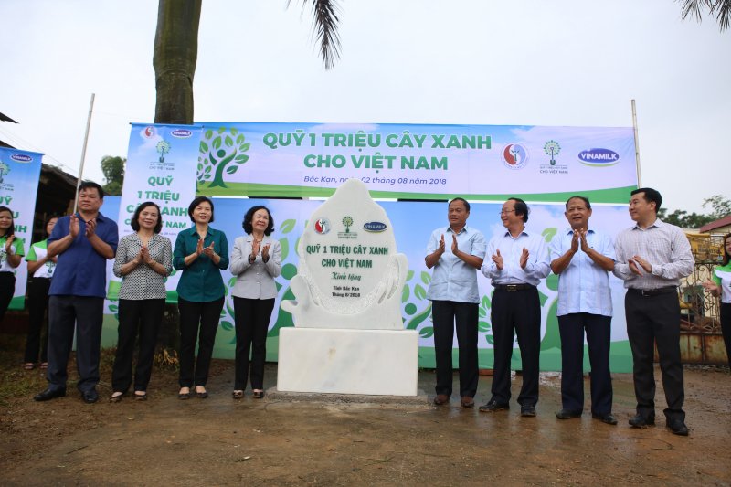 “Quỹ 1 triệu cây xanh cho Việt Nam” và Vinamilk trồng cây tại tỉnh Bắc Kạn vào năm 2018