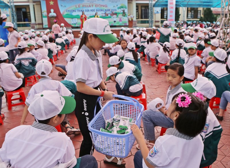 Các em học sinh tự giác gấp và thu dọn vỏ hộp sữa sau khi sử dụng xong, góp phần giữ vệ sinh cho môi trường trường học.