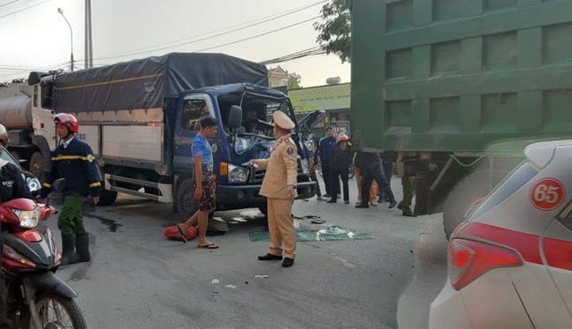 Xe ô tô Hyundai đi đầu, rẽ trái thiếu quan sát bị móp méo nặng dọc sườn bên trái xe. Ảnh: Đại Đoàn Kết