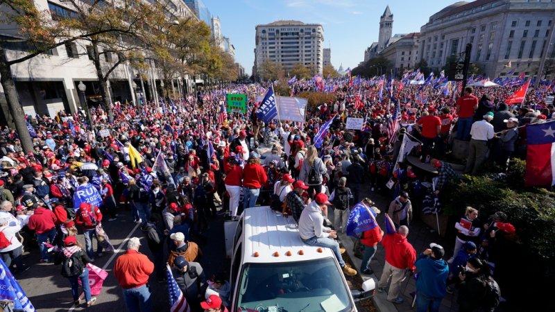 Đám đông người ủng hộ ông Trump biểu tình ở Washington hôm 14/11/2020. Ảnh: AP.