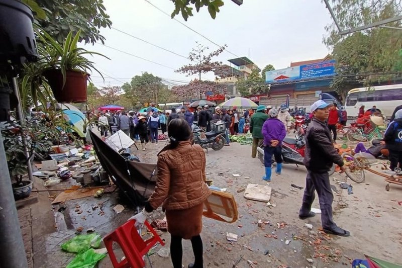 Ô tô phóng nhanh vào chợ gây tai nạn, nhiều người bị thương ở Hải Phòng