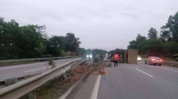 Hiện trường vụ tai nạn xe tải tự gây trên cao tốc Nội Bài - Lào Cai