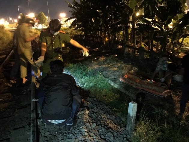 Đứng trên đường ray, người đàn ông bị tàu hỏa tông chết