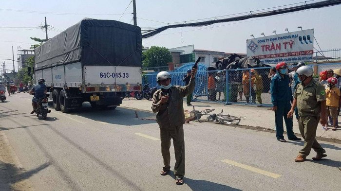 Bé gái tử vong thương tâm sau va chạm xe tải trên đường đi học về