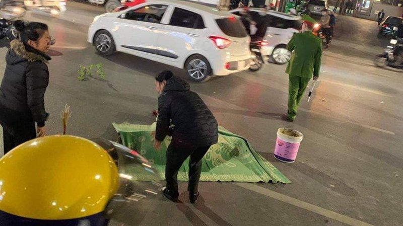 Xe máy va chạm 3 người đi bộ qua đường, một cụ bà tử vong tại chỗ