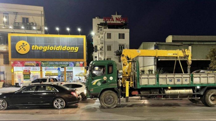 Hiện trường nơi 2 xe ô tô đâm nhau