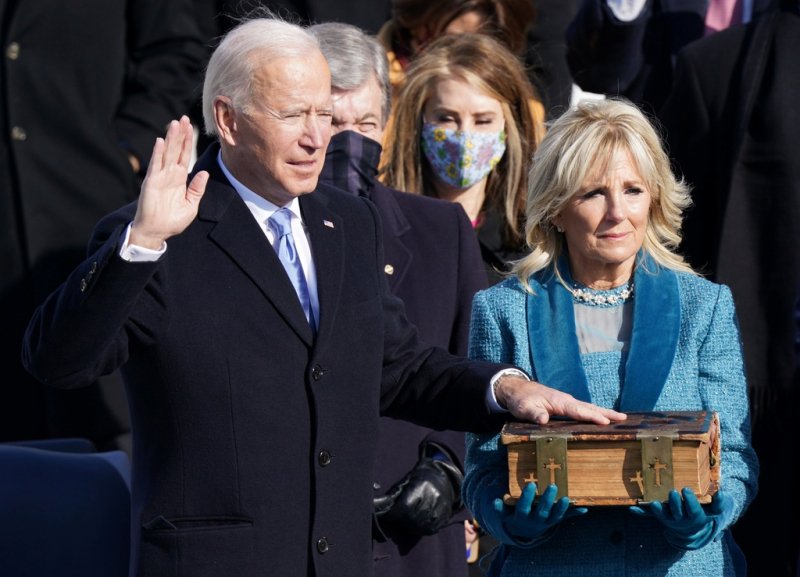 Ông Biden tuyên thệ nhậm chức tổng thống Mỹ trưa 20/1. Ảnh: Reuters.