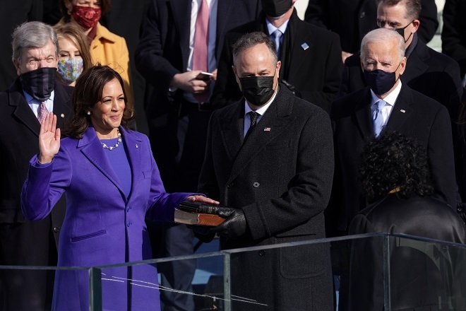 Bà Kamala Harris tuyên thệ nhậm chức Phó Tổng thống Mỹ.