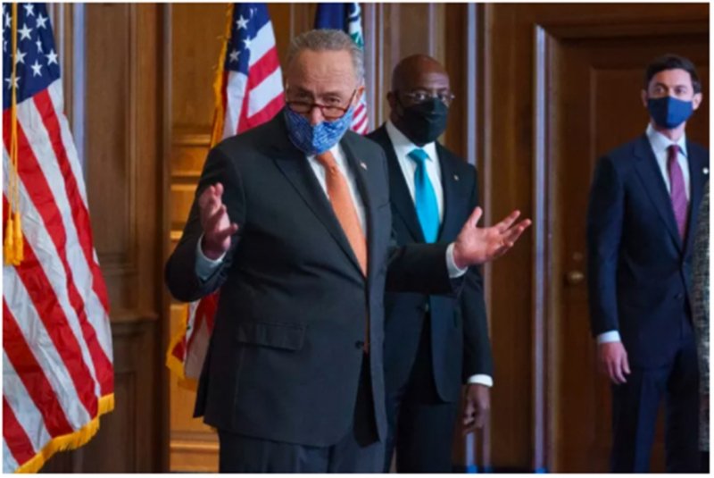 Lãnh đạ phe đa số Thượng viện Chuck Schumer trong một cuộc họp báo tại quốc hội Mỹ. Ảnh: AP