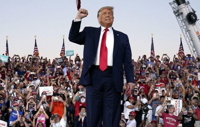 Ông Donald Trump tham gia một hoạt động mít-tinh với người ủng hộ tại sân bay quốc tế Orlando Sanford tháng 10 năm ngoái