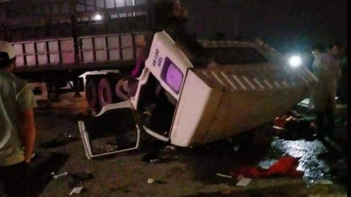 Cú va chạm khiến 2 xe hư hỏng nặng