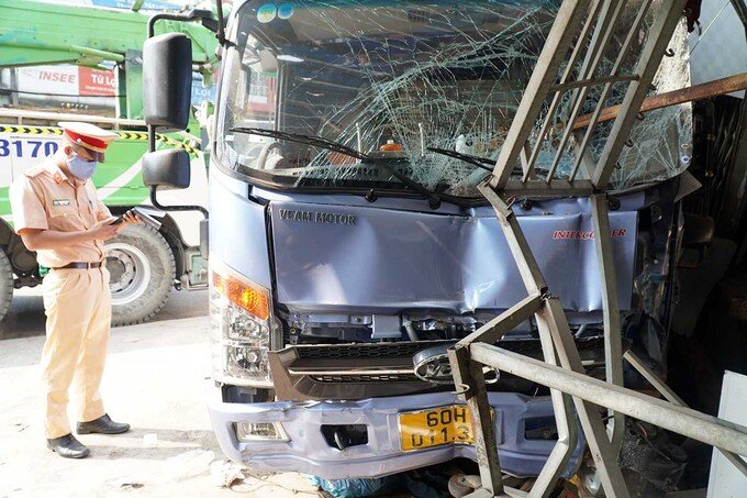 Tài xế container ngủ gật, người và xe nằm la liệt