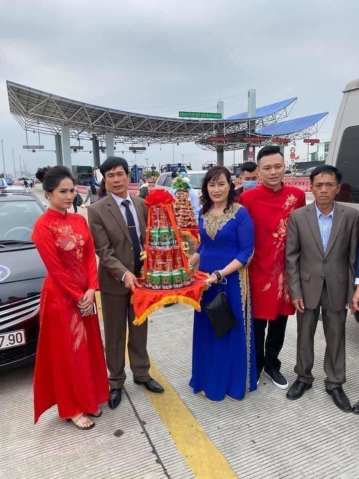 Lễ đón dâu được tổ chức ngay trên đường cao tốc, tại trạm thu phí