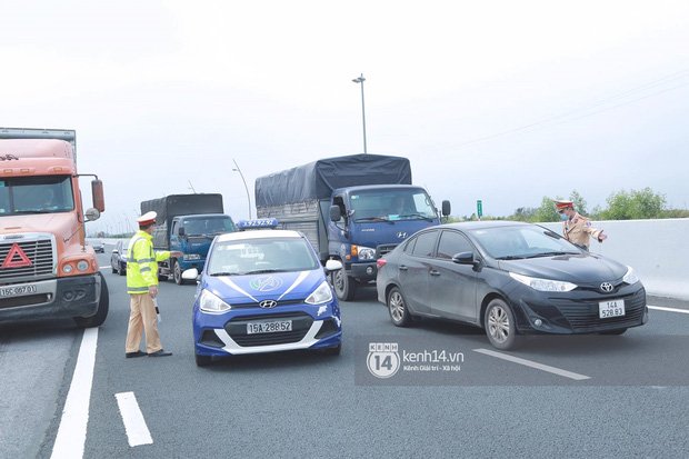  Lực lượng CSGT nhắc nhở toàn bộ phương tiện lưu thông trên cao tốc trước khi đi vào vùng dịch.