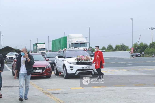 Chú rể cùng gia đình sốt ruột và bối rối trước sự cố bất ngờ