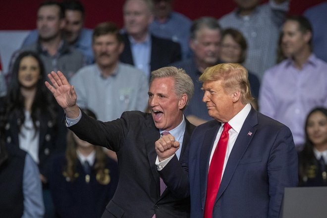 Ông Kevin McCarthy và cựu Tổng thống Donald Trump. Ảnh: AP.