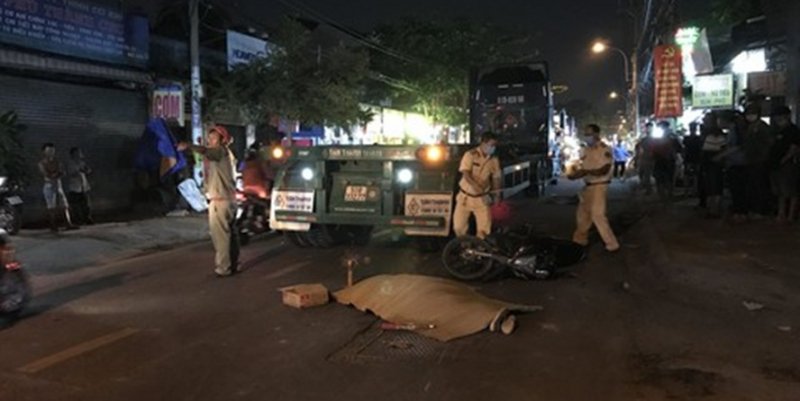 Trượt bánh xe ngã ra đường, người mặc đồ Grab bị container cán chết
