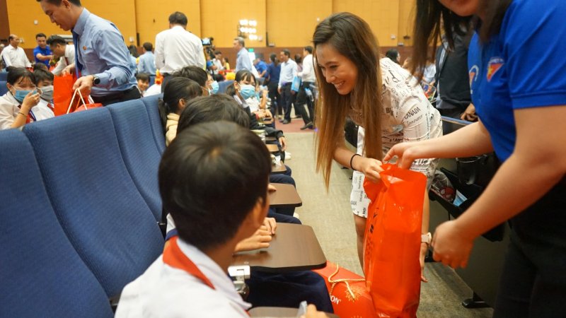 Những phần quà được đại diện doanh nghiệp trao tận tay các trẻ em tại chương trình